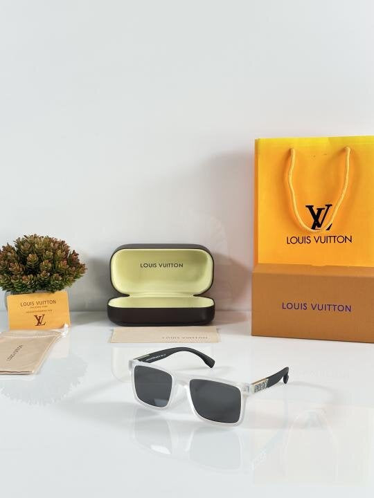 Louis Vuitton 4577 Ice Black